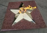 Плита из красного гранита (518205) монтаж комплект горелка ГВД 379 10 89 00 ПС вечный огонь звезда латунь ø 1100 мм. пустотелая  в Туле