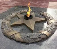 Бронзовый венок со звездой вечного огня в Туле (518550)