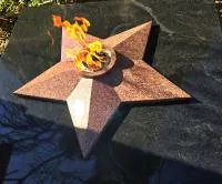 Звезда из красного гранита (518204) монтаж комплект горелка ГВД 379 10 89 00 ПС вечный огонь ø 1000 мм. монолит - массив  в Туле